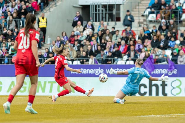 Alena Bienz Club Freiburg) und Torwaerterin Kim Sindermann (SGS Essen) im Zweikampf waehrend des Spiels der Frauen Fussball Bundesliga zwischen SGS Essen und Sport-Club Freiburg, Stadion an der Hafenstrasse am 17. May 2026 in Essen, Deutschland. (Foto von Mario Hommes DeFodi Images) +++ Alena Bienz (Sport-Club Freiburg) und Torwaerterin Kim Sindermann (SGS Essen) battle for the ball during the Women s Soccer Bundesliga match between SGS Essen and Sport-Club Freiburg at Stadion an der Hafenstrasse on May 17, 2026 in Essen, Germany. (Photo by Mario Hommes DeFodi Images) DFL regulations prohibit any use of photographs as image sequences and or quasi-video. -