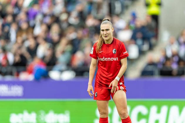 Alena Bienz Club Freiburg) schaut waehrend des Spiels der Frauen Fussball Bundesliga zwischen SGS Essen und Sport-Club Freiburg, Stadion an der Hafenstrasse am 17. May 2026 in Essen, Deutschland. (Foto von Mario Hommes DeFodi Images) +++ Alena Bienz (Sport-Club Freiburg) looks on during the Women s Soccer Bundesliga match between SGS Essen and Sport-Club Freiburg at Stadion an der Hafenstrasse on May 17, 2026 in Essen, Germany. (Photo by Mario Hommes DeFodi Images) DFL regulations prohibit any use of photographs as image sequences and or quasi-video. -