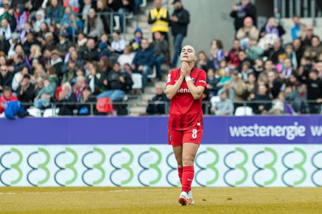 Alena Bienz Club Freiburg) enttaeuscht waehrend des Spiels der Frauen Fussball Bundesliga zwischen SGS Essen und Sport-Club Freiburg, Stadion an der Hafenstrasse am 17. May 2026 in Essen, Deutschland. (Foto von Mario Hommes DeFodi Images) +++ Alena Bienz (Sport-Club Freiburg) looks dejected during the Women s Soccer Bundesliga match between SGS Essen and Sport-Club Freiburg at Stadion an der Hafenstrasse on May 17, 2026 in Essen, Germany. (Photo by Mario Hommes DeFodi Images) DFL regulations prohibit any use of photographs as image sequences and or quasi-video. -