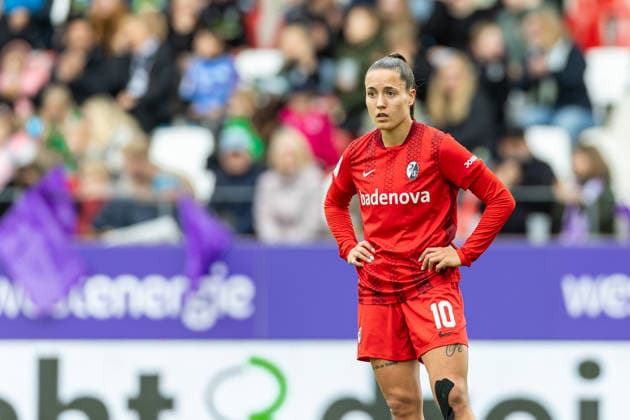 Selina Vobian Club Freiburg) schaut waehrend des Spiels der Frauen Fussball Bundesliga zwischen SGS Essen und Sport-Club Freiburg, Stadion an der Hafenstrasse am 17. May 2026 in Essen, Deutschland. (Foto von Mario Hommes DeFodi Images) +++ Selina Vobian (Sport-Club Freiburg) looks on during the Women s Soccer Bundesliga match between SGS Essen and Sport-Club Freiburg at Stadion an der Hafenstrasse on May 17, 2026 in Essen, Germany. (Photo by Mario Hommes DeFodi Images) DFL regulations prohibit any use of photographs as image sequences and or quasi-video. -