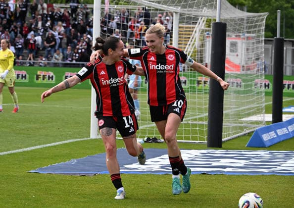 17.05.2026, xsltx, Fussball Google Pixel Frauen-Bundesliga, Eintracht Frankfurt - 1.FC Union Berlin v.l. Laura Freigang (Eintracht Frankfurt) trifft zum 2:2 und jubelt enthusiastisch, GÃ raldine Reuteler (Eintracht Frankfurt li.) gratuliert (DFL DFB REGULATIONS PROHIBIT ANY USE OF PHOTOGRAPHS as IMAGE SEQUENCES and or QUASI-VIDEO)