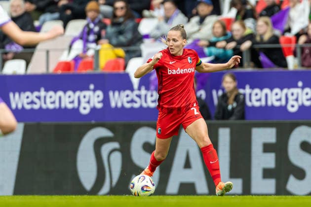 Lisa Karl Club Freiburg) in Aktion, am Ball, Einzelaktion waehrend des Spiels der Frauen Fussball Bundesliga zwischen SGS Essen und Sport-Club Freiburg, Stadion an der Hafenstrasse am 17. May 2026 in Essen, Deutschland. (Foto von Mario Hommes DeFodi Images) +++ Lisa Karl (Sport-Club Freiburg) controls the ball during the Women s Soccer Bundesliga match between SGS Essen and Sport-Club Freiburg at Stadion an der Hafenstrasse on May 17, 2026 in Essen, Germany. (Photo by Mario Hommes DeFodi Images) DFL regulations prohibit any use of photographs as image sequences and or quasi-video. -