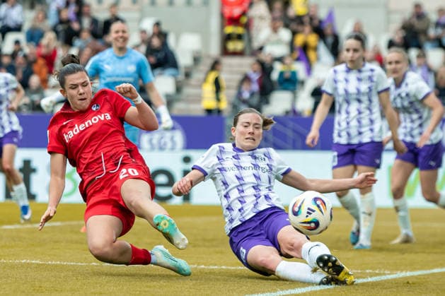Leela Egli Club Freiburg) und Lena Ostermeier (SGS Essen) im Zweikampf waehrend des Spiels der Frauen Fussball Bundesliga zwischen SGS Essen und Sport-Club Freiburg, Stadion an der Hafenstrasse am 17. May 2026 in Essen, Deutschland. (Foto von Mario Hommes DeFodi Images) +++ Leela Egli (Sport-Club Freiburg) und Lena Ostermeier (SGS Essen) battle for the ball during the Women s Soccer Bundesliga match between SGS Essen and Sport-Club Freiburg at Stadion an der Hafenstrasse on May 17, 2026 in Essen, Germany. (Photo by Mario Hommes DeFodi Images) DFL regulations prohibit any use of photographs as image sequences and or quasi-video. -