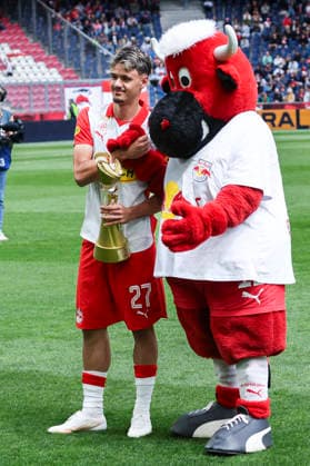 SOCCER - BL, RBS vs Hartberg SALZBURG,AUSTRIA,17.MAY.26 - SOCCER - ADMIRAL Bundesliga, championship group, Red Bull Salzburg vs TSV Hartberg. Image shows Kerim Alajbegovic (RBS) with the trophy.  GEPAxpictures xDavidxGeieregger
