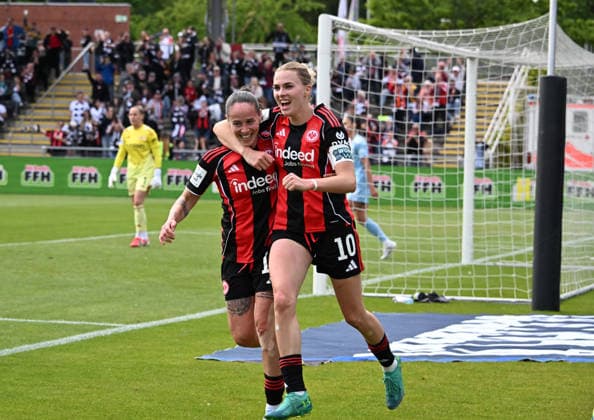 17.05.2026, xsltx, Fussball Google Pixel Frauen-Bundesliga, Eintracht Frankfurt - 1.FC Union Berlin v.l. Laura Freigang (Eintracht Frankfurt) trifft zum 2:2 und jubelt enthusiastisch, GÃ raldine Reuteler (Eintracht Frankfurt li.) gratuliert (DFL DFB REGULATIONS PROHIBIT ANY USE OF PHOTOGRAPHS as IMAGE SEQUENCES and or QUASI-VIDEO)