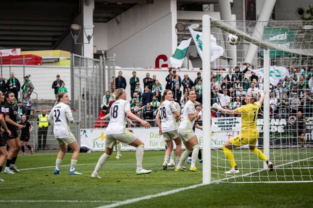 LEVERKUSEN, 17.05.2026 - Lattentreffer, Torhueterin Vanessa Fischer (Werder Bremen, 1) hat Glück während der Begegnung Bayer 04 Leverkusen - Werder Bremen an Spieltag 26 der Google Pixel Frauen-Bundesliga am 17.05.2026 im Ulrich-Haberland-Stadion in Leverkusen (Nordrhein-Westfalen). DFL REGULATIONS PROHIBIT ANY USE OF PHOTOGRAPHS AS IMAGE SEQUENCES AND OR QUASI-VIDEO. Nordrhein-Westfalen Deutschland Copyright: xAxelxKohringx