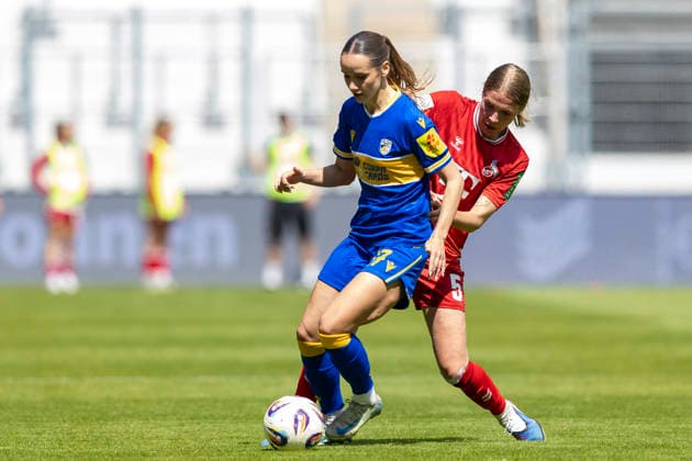 Google Pixel Frauen-Bundesliga: FC Carl Zeiss Jena vs. 1. FC Köln; Jena; 17.05.2026 Rieke Tietz ( 17; FC Carl Zeiss Jena) gegen Celina Degen ( 5; 1. FC Köln) Google Pixel Frauen-Bundesliga: FC Carl Zeiss Jena vs. 1. FC Köln; ad hoc arena im Ernst-Abbe-Sportfeld; 17.05.2026 DFB REGULATIONS PROHIBIT ANY USE OF PHOTOGRAPHS AS IMAGE SEQUENCES AND OR QUASI-VIDEO. Copyright: xBEAUTIFULxSPORTS Duehringx