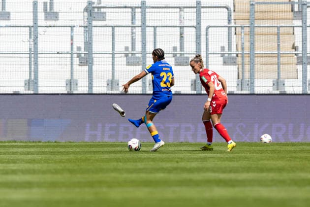 Google Pixel Frauen-Bundesliga: FC Carl Zeiss Jena vs. 1. FC Köln; Jena; 17.05.2026 Josephine Afua Kyerewaa Bonsu ( 23; FC Carl Zeiss Jena) hat den Fussballschuh verloren gegen Vanessa Leimenstoll ( 29; 1. FC Köln) Google Pixel Frauen-Bundesliga: FC Carl Zeiss Jena vs. 1. FC Köln; ad hoc arena im Ernst-Abbe-Sportfeld; 17.05.2026 DFB REGULATIONS PROHIBIT ANY USE OF PHOTOGRAPHS AS IMAGE SEQUENCES AND OR QUASI-VIDEO. Copyright: xBEAUTIFULxSPORTS Duehringx