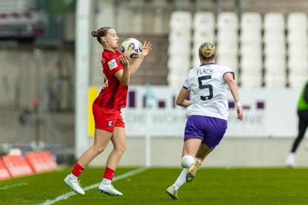 Zoe Schick Club Freiburg) in Aktion, am Ball, Einzelaktion waehrend des Spiels der Frauen Fussball Bundesliga zwischen SGS Essen und Sport-Club Freiburg, Stadion an der Hafenstrasse am 17. May 2026 in Essen, Deutschland. (Foto von Mario Hommes DeFodi Images) +++ Zoe Schick (Sport-Club Freiburg) controls the ball during the Women s Soccer Bundesliga match between SGS Essen and Sport-Club Freiburg at Stadion an der Hafenstrasse on May 17, 2026 in Essen, Germany. (Photo by Mario Hommes DeFodi Images) DFL regulations prohibit any use of photographs as image sequences and or quasi-video. -