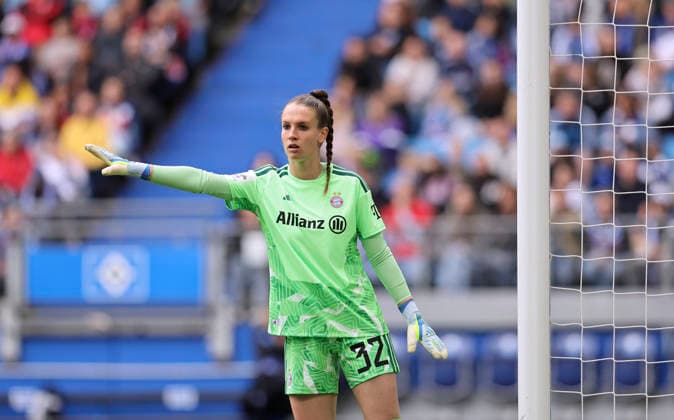 Foto : Torhüterin Ena Mahmutovic (FC Bayern) dirigiert ihre Abwehrspieler Fussball Pixel Bundesliga der Frauen 26. Spieltag am So. 17.05.2026 Hamburger SV - FC Bayern München