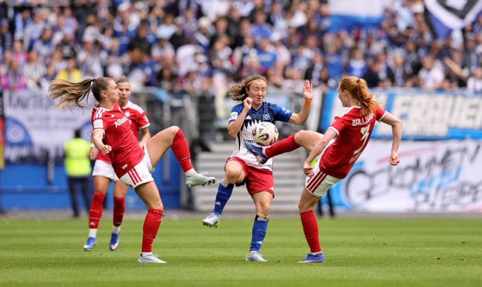 Foto : Melanie BRUNNTHALER (HSV) gegen Stine Ballisager PEDERSEN und Katharina Naschenweng (FC Bayern. , links) Fussball Pixel Bundesliga der Frauen 26. Spieltag am So. 17.05.2026 Hamburger SV - FC Bayern München