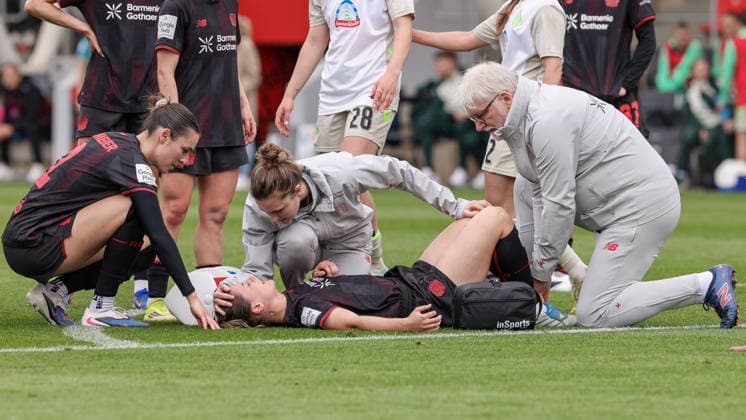 Katharina Piljic (Bayer 04 Leverkusen, 6) wird verletzt behandelt, Verletzung, Schmerzen, schmerzverzerrtes Gesicht, liegt verletzt am Boden, Verletzung, Schmerzen, schmerzverzerrtes Gesicht, DIE DFB-RICHTLINIEN UNTERSAGEN JEGLICHE NUTZUNG VON FOTOS ALS SEQUENZBILDER UND ODER VIDEOÄHNLICHE FOTOSTRECKEN. DFB REGULATIONS PROHIBIT ANY USE OF PHOTOGRAPHS AS IMAGE SEQUENCES AND OR QUASI-VIDEO., 17.05.2026, Leverkusen (Deutschland), Fussball, Google Pixel Frauen-Bundesliga, Bayer 04 Leverkusen - SV Werder Bremen