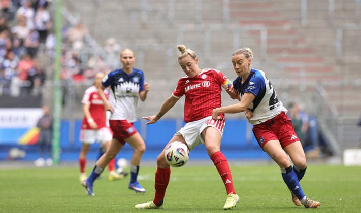 Foto : Carolin SIMON (FC Bayern) gegen Sophie HILLEBRAND (HSV) Fussball Pixel Bundesliga der Frauen 26. Spieltag am So. 17.05.2026 Hamburger SV - FC Bayern München