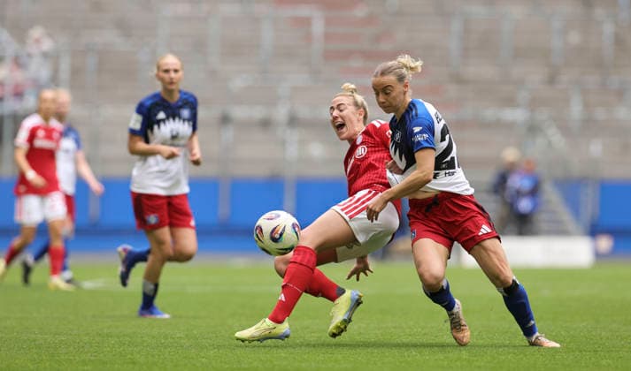 Foto : Carolin SIMON (FC Bayern) gegen Sophie HILLEBRAND (HSV) Fussball Pixel Bundesliga der Frauen 26. Spieltag am So. 17.05.2026 Hamburger SV - FC Bayern München