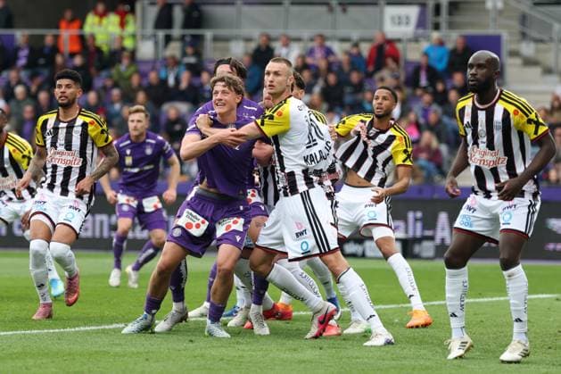 17.05.2026 - SOCCER - 2025-2026 ADMIRAL BUNDESLIGA, Austria Wien vs LASK Philipp Maybach (Austria Wien) and Sasa Kalajdzic (LASK) in duel VIENNA VIENNA, AUSTRIA – Generali Arena FK Austria Wien Generali Arena AUSTRIA