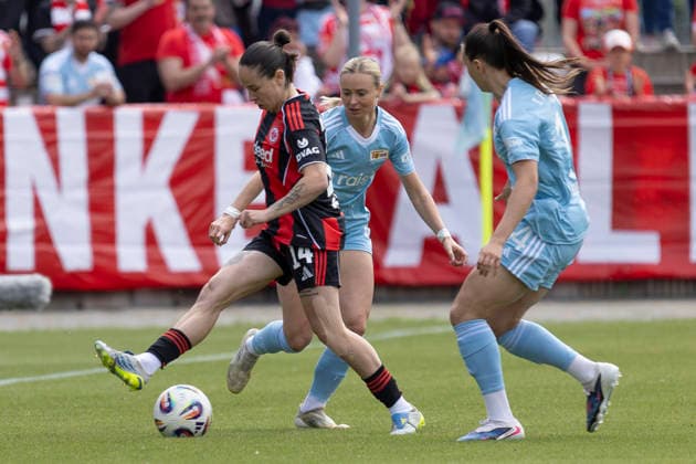 Google Pixel Frauen Bundesliga: Eintracht Frankfurt - 1. FC Union Berlin, 17.05.2026 Geraldine Reuteler (Eintracht Frankfurt 14) & Judith Steinert (1. FC Union Berlin 17) im Zweikampf um den Ball, Eintracht Frankfurt - 1. FC Union Berlin, Frankfurt, Stadion am Brentanobad, 17.5.2026 Copyright: xBEAUTIFULxSPORTS Gawlikx