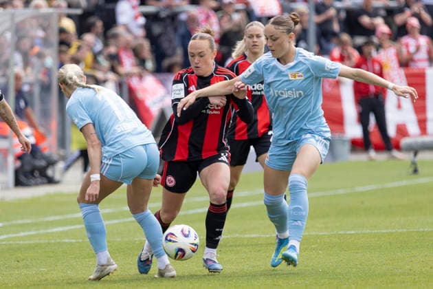 Google Pixel Frauen Bundesliga: Eintracht Frankfurt - 1. FC Union Berlin, 17.05.2026 Lisanne Gräwe (Eintracht Frankfurt 8) & Judith Steinert (1. FC Union Berlin 17) & Anna Aehling (1. FC Union Berlin 4) im Kampf um den Ball, Eintracht Frankfurt - 1. FC Union Berlin, Frankfurt, Stadion am Brentanobad, 17.5.2026 Copyright: xBEAUTIFULxSPORTS Gawlikx