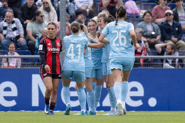 Google Pixel Frauen Bundesliga: Eintracht Frankfurt - 1. FC Union Berlin, 17.05.2026 Uniorinnen bejubeln feiern das Tor den Treffer zum 0:2 Eileen Campbell (1. FC Union Berlin 10) & Amber Tysiak (1. FC Union Berlin 26). & Nele Bauereisen (1. FC Union Berlin 23), Eintracht Frankfurt - 1. FC Union Berlin, Frankfurt, Stadion am Brentanobad, 17.5.2026 Copyright: xBEAUTIFULxSPORTS Gawlikx