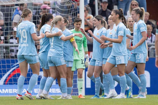 Google Pixel Frauen Bundesliga: Eintracht Frankfurt - 1. FC Union Berlin, 17.05.2026 Uniorinnen nach dem Treffer zum 0:2 dem Tor zum 0:2 mit Samantha Steuerwald (1. FC Union Berlin 19) & Judith Steinert (1. FC Union Berlin 17) & Lisa Heiseler (1. FC Union Berlin 7) & Nele Bauereisen (1. FC Union Berlin 23) & Anna Aehling (1. FC Union Berlin 4), - geschlagene Lina Altenburg (Eintracht Frankfurt 12) traruig im Hintergrund, Eintracht Frankfurt - 1. FC Union Berlin, Frankfurt, Stadion am Brentanobad, 17.5.2026 Copyright: xBEAUTIFULxSPORTS Gawlikx