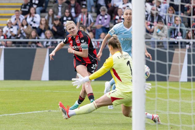 Google Pixel Frauen Bundesliga: Eintracht Frankfurt - 1. FC Union Berlin, 17.05.2026 Laura Freigang (Eintracht Frankfurt 10) setzt sich im Zweikampf gegen Amber Tysiak (1. FC Union Berlin 26) durch und schießt aufs Tor - erzielt das Tor den Treffer zum Ausgleich 2:2 & Cara Bösl (1. FC Union Berlin 1) ohne Chance, Eintracht Frankfurt - 1. FC Union Berlin, Frankfurt, Stadion am Brentanobad, 17.5.2026 Copyright: xBEAUTIFULxSPORTS Gawlikx
