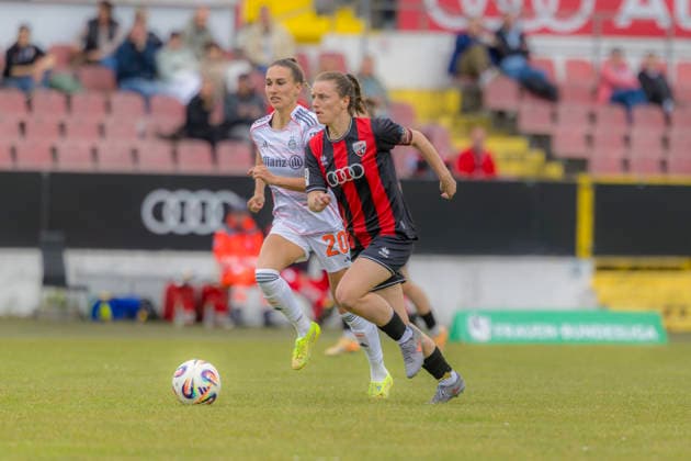 Ingolstadt, Deutschland 17. Mai 2026: 2. Frauen-Bundesliga - 2025 2026 - Sp. 26 - FC Ingolstadt 04 gegen FC Bayern München II Im Bild: v. li. im Zweikampf Jana Kappes (FCB II) und Stefanie Reischmann (FCI) Audi Sportpark Bayern Copyright: xFotostandx xSchäferx