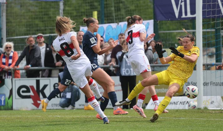 Sand , Fußball 2. Bundesliga , SC Sand vs. VfB Stuttgart Frauen , Tor zum 0 : 1 , links: Torschützin Maximilane Rall ( VfB )