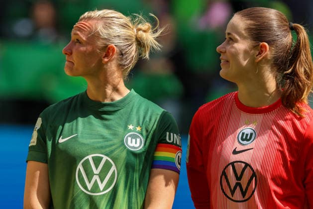 Wolfsburg, Deutschland: 17. Mai 2026 - 1. Frauen Bundesliga - 26. Spieltag - VfL Wolfsburg vs. 1. FC Nürnberg Im Bild: v.li. Alexandra Popp (VfL), die heute nach 14 Jahren ihr letztes Spiel für den VfL Wolfsburg bestreitet und verabschiedet wird, neben ihr Torhüterin Stina Johannes (VfL) Copyright: HMBxMedia MadeleinexFantini