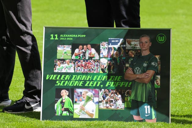 Wolfsburg, Deutschland: 17. Mai 2026 - 1. Frauen Bundesliga - 26. Spieltag - VfL Wolfsburg vs. 1. FC Nürnberg Im Bild: Symbolbild Abschiedsgeschenk für Alexandra Popp (VfL), die heute nach 14 Jahren ihr letztes Spiel für den VfL Wolfsburg bestreitet und verabschiedet wird Copyright: HMBxMedia MadeleinexFantini