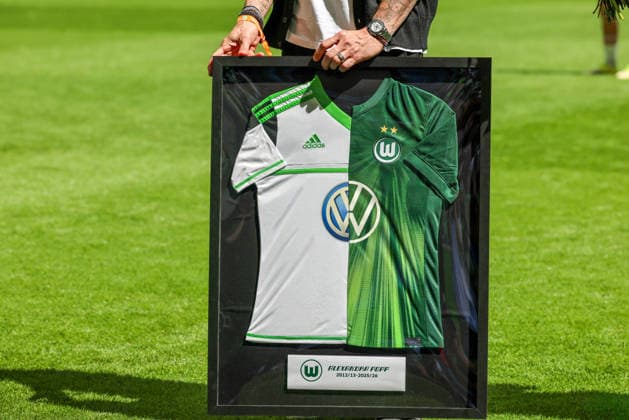 Wolfsburg, Deutschland: 17. Mai 2026 - 1. Frauen Bundesliga - 26. Spieltag - VfL Wolfsburg vs. 1. FC Nürnberg Im Bild: Symbolbild Abschiedsgeschenk für Alexandra Popp (VfL), die heute nach 14 Jahren ihr letztes Spiel für den VfL Wolfsburg bestreitet und verabschiedet wird Copyright: HMBxMedia MadeleinexFantini