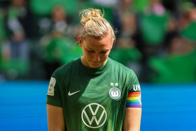 Wolfsburg, Deutschland: 17. Mai 2026 - 1. Frauen Bundesliga - 26. Spieltag - VfL Wolfsburg vs. 1. FC Nürnberg Im Bild: Alexandra Popp (VfL) emotional, die heute nach 14 Jahren ihr letztes Spiel für den VfL Wolfsburg bestreitet und verabschiedet wird Copyright: HMBxMedia MadeleinexFantini