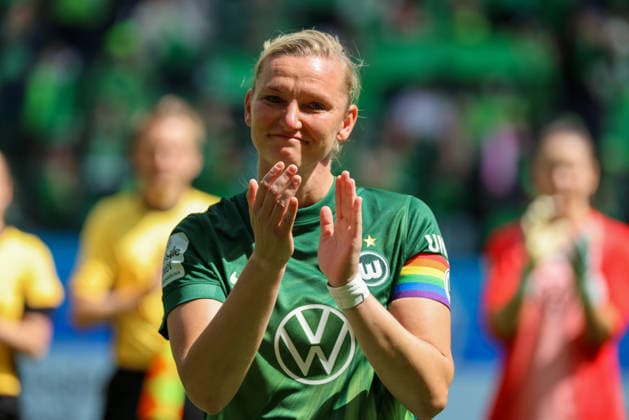 Wolfsburg, Deutschland: 17. Mai 2026 - 1. Frauen Bundesliga - 26. Spieltag - VfL Wolfsburg vs. 1. FC Nürnberg Im Bild: Alexandra Popp (VfL) emotional, die heute nach 14 Jahren ihr letztes Spiel für den VfL Wolfsburg bestreitet und verabschiedet wird Copyright: HMBxMedia MadeleinexFantini