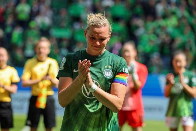 Wolfsburg, Deutschland: 17. Mai 2026 - 1. Frauen Bundesliga - 26. Spieltag - VfL Wolfsburg vs. 1. FC Nürnberg Im Bild: Alexandra Popp (VfL) emotional, die heute nach 14 Jahren ihr letztes Spiel für den VfL Wolfsburg bestreitet und verabschiedet wird Copyright: HMBxMedia MadeleinexFantini