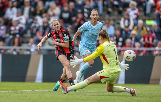 GER, Frankfurt, Eintracht Frankfurt vs Union Berlin, Google Pixel Bundesliga, Fussball, DFB, Spielzeit 2025 2026, Stadion am Brentanobad, 26. Spieltag im Bild v.l.: Laura Freigang (Eintracht Frankfurt Frauen 10) erzielt das Tor zum 2:2, Torschuss, Cara Bösl (Union Berlin 1) DFB DFL REGULATIONS PROHIBIT ANY USE OF PHOTOGRAPHS AS IMAGE SEQUENCES AND OR QUASI-VIDEO, 17.05.2026 Copyright: HMBxMedia HendrikxHamelau