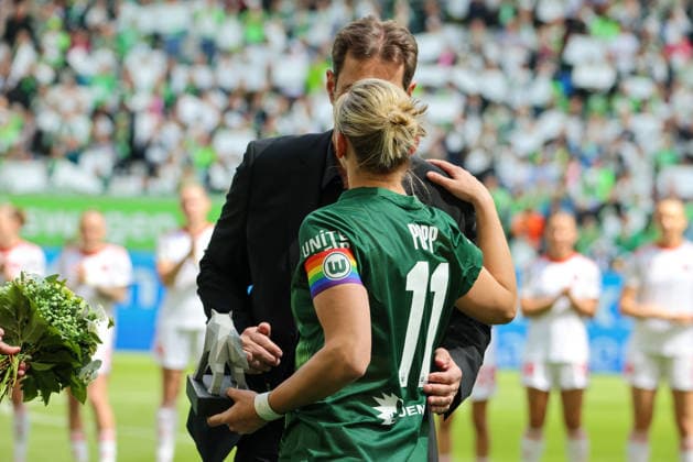 Wolfsburg, Deutschland: 17. Mai 2026 - 1. Frauen Bundesliga - 26. Spieltag - VfL Wolfsburg vs. 1. FC Nürnberg Im Bild: v.li. die Zweite Alexandra Popp (VfL) emotional, die heute nach 14 Jahren ihr letztes Spiel für den VfL Wolfsburg bestreitet, wird von Sportdirektor VfL Wolfsburg Ralf Kellermann (VfL) verabschiedet, die beide zur kommenden Saison sich dem Frauenteam von Borussia Dortmund anschließen Copyright: HMBxMedia MadeleinexFantini
