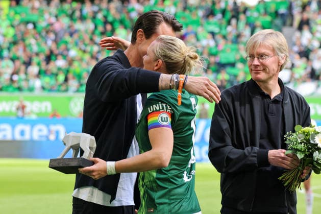 Wolfsburg, Deutschland: 17. Mai 2026 - 1. Frauen Bundesliga - 26. Spieltag - VfL Wolfsburg vs. 1. FC Nürnberg Im Bild: v.li. die Zweite Alexandra Popp (VfL) emotional, die heute nach 14 Jahren ihr letztes Spiel für den VfL Wolfsburg bestreitet und verabschiedet wird Copyright: HMBxMedia MadeleinexFantini