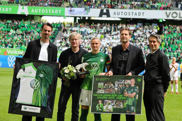 Wolfsburg, Deutschland: 17. Mai 2026 - 1. Frauen Bundesliga - 26. Spieltag - VfL Wolfsburg vs. 1. FC Nürnberg Im Bild: v.li. die Dritte Alexandra Popp (VfL) emotional, die heute nach 14 Jahren ihr letztes Spiel für den VfL Wolfsburg bestreitet und verabschiedet wird, rechts neben ihr Sportdirektor VfL Wolfsburg Ralf Kellermann (VfL), die beide zur kommenden Saison sich dem Frauenteam von Borussia Dortmund anschließen Copyright: HMBxMedia MadeleinexFantini