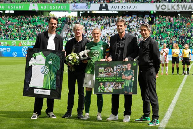 Wolfsburg, Deutschland: 17. Mai 2026 - 1. Frauen Bundesliga - 26. Spieltag - VfL Wolfsburg vs. 1. FC Nürnberg Im Bild: v.li. die Dritte Alexandra Popp (VfL) emotional, die heute nach 14 Jahren ihr letztes Spiel für den VfL Wolfsburg bestreitet und verabschiedet wird, rechts neben ihr Sportdirektor VfL Wolfsburg Ralf Kellermann (VfL), die beide zur kommenden Saison sich dem Frauenteam von Borussia Dortmund anschließen Copyright: HMBxMedia MadeleinexFantini