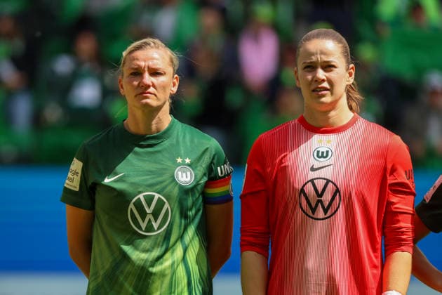 Wolfsburg, Deutschland: 17. Mai 2026 - 1. Frauen Bundesliga - 26. Spieltag - VfL Wolfsburg vs. 1. FC Nürnberg Im Bild: v.li. Alexandra Popp (VfL) emotional, die heute nach 14 Jahren ihr letztes Spiel für den VfL Wolfsburg bestreitet und verabschiedet wird, neben ihr Torhüterin Stina Johannes (VfL) Copyright: HMBxMedia MadeleinexFantini
