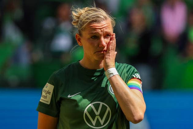 Wolfsburg, Deutschland: 17. Mai 2026 - 1. Frauen Bundesliga - 26. Spieltag - VfL Wolfsburg vs. 1. FC Nürnberg Im Bild: Alexandra Popp (VfL) emotional, die heute nach 14 Jahren ihr letztes Spiel für den VfL Wolfsburg bestreitet und verabschiedet wird Copyright: HMBxMedia MadeleinexFantini