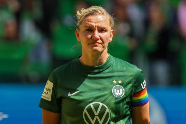 Wolfsburg, Deutschland: 17. Mai 2026 - 1. Frauen Bundesliga - 26. Spieltag - VfL Wolfsburg vs. 1. FC Nürnberg Im Bild: Alexandra Popp (VfL) emotional, die heute nach 14 Jahren ihr letztes Spiel für den VfL Wolfsburg bestreitet und verabschiedet wird Copyright: HMBxMedia MadeleinexFantini