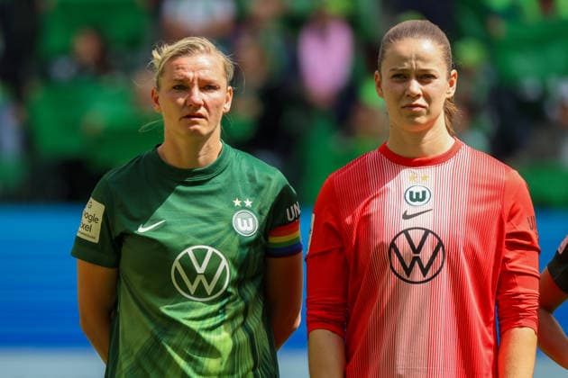 Wolfsburg, Deutschland: 17. Mai 2026 - 1. Frauen Bundesliga - 26. Spieltag - VfL Wolfsburg vs. 1. FC Nürnberg Im Bild: v.li. Alexandra Popp (VfL) emotional, die heute nach 14 Jahren ihr letztes Spiel für den VfL Wolfsburg bestreitet und verabschiedet wird, neben ihr Torhüterin Stina Johannes (VfL) Copyright: HMBxMedia MadeleinexFantini