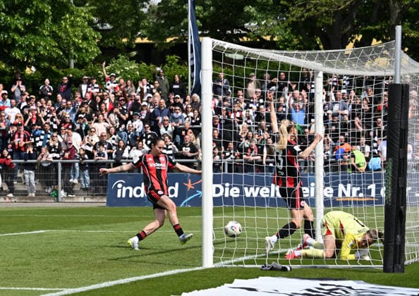 17.05.2026, xsltx, Fussball Google Pixel Frauen-Bundesliga, Eintracht Frankfurt - 1.FC Union Berlin v.re. Cara Bösl (1. FC Union Berlin) lässt eine Schuss von Lisanne Gräwe (Eintracht Frankfurt) durch die Finger gleiten - 3:2 für Frankfurt. GÃ raldine Reuteler (Eintracht Frankfurt) drückt den Ball sicherheitshalber über die Linie (DFL DFB REGULATIONS PROHIBIT ANY USE OF PHOTOGRAPHS as IMAGE SEQUENCES and or QUASI-VIDEO)