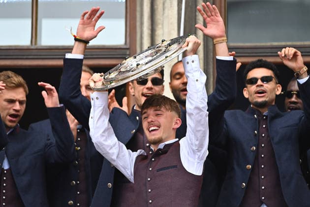 Lennart KARL (Bayern Muenchen) mit Meisterschal,Schale,Pokal,Cup,Trophaee, Meisterfeier FC Bayern Muenchen auf dem Rathausbalkon auf dem Marienplatz in Muenchen am 17.05.2026. Fussball 1. Bundesliga Saison 2025 2026, 34.Spieltag,