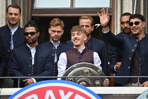 v.li:Manuel NEUER (Torwart Bayern Muenchen),Serge GNABRY (FC Bayern Muenchen),Joshua KIMMICH (Bayern Muenchen),Lennart KARL (Bayern Muenchen) mit Meisterschal,Schale,Pokal,Cup,Trophaee, Harry KANE (Bayern Muenchen),Jonathan TAH (Bayern Muenchen),Aleksandar PAVLOVIC (Bayern Muenchen). Meisterfeier FC Bayern Muenchen auf dem Rathausbalkon auf dem Marienplatz in Muenchen am 17.05.2026. Fussball 1. Bundesliga Saison 2025 2026, 34.Spieltag,