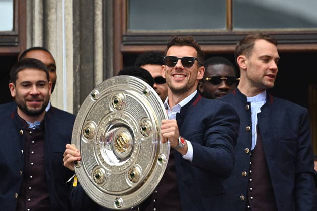 Leon GORETZKA (Bayern Muenchen) mit Meisterschal,Schale,Pokal,Cup,Trophaee, re:Harry KANE (Bayern Muenchen). Meisterfeier FC Bayern Muenchen auf dem Rathausbalkon auf dem Marienplatz in Muenchen am 17.05.2026. Fussball 1. Bundesliga Saison 2025 2026, 34.Spieltag,
