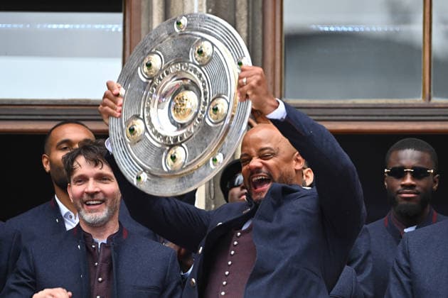 Trainer Vincent KOMPANY (Bayern Muenchen) mit Meisterschal,Schale,Pokal,Cup,Trophaee, Meisterfeier FC Bayern Muenchen auf dem Rathausbalkon auf dem Marienplatz in Muenchen am 17.05.2026. Fussball 1. Bundesliga Saison 2025 2026, 34.Spieltag,