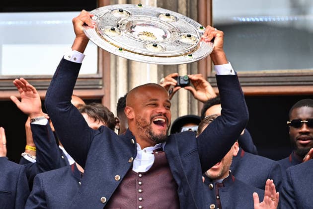 Trainer Vincent KOMPANY (Bayern Muenchen) mit Meisterschal,Schale,Pokal,Cup,Trophaee, Meisterfeier FC Bayern Muenchen auf dem Rathausbalkon auf dem Marienplatz in Muenchen am 17.05.2026. Fussball 1. Bundesliga Saison 2025 2026, 34.Spieltag,
