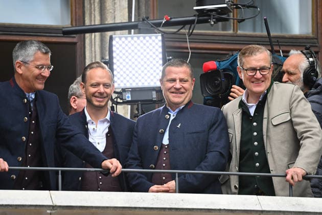 v.li: Herbert HAINER (Praesident Bayern Muenchen). Rouven KASPER (Marketing Vorstand FCB), Max EBERL (Sportvorstand FC Bayern Muenchen), Jan Christian DREESEN (Vorstandsvorsitzender FCB). Meisterfeier FC Bayern Muenchen auf dem Rathausbalkon auf dem Marienplatz in Muenchen am 17.05.2026. Fussball 1. Bundesliga Saison 2025 2026, 34.Spieltag,