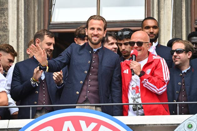 Harry KANE (Bayern Muenchen), Stadionsprecher Stephan LEHMANN. Meisterfeier FC Bayern Muenchen auf dem Rathausbalkon auf dem Marienplatz in Muenchen am 17.05.2026. Fussball 1. Bundesliga Saison 2025 2026, 34.Spieltag,