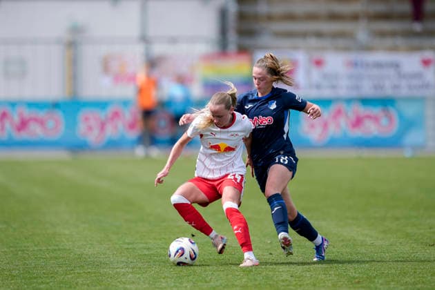 v.li.: Nikoline Hougaard Dudek (RBL, 24), Valesca Ampoorter (TSG, 18), Zweikampf, Spielszene, Duell, duel, tackle, tackling, Dynamik, Action, Aktion, 17.05.2026, Sinsheim (Hoffenheim) (Deutschland), Fussball, Google Pixel Frauen-Bundesliga, TSG 1899 Hoffenheim - RB Leipzig, DFB DFL REGULATIONS PROHIBIT ANY USE OF PHOTOGRAPHS AS IMAGE SEQUENCES AND OR QUASI-VIDEO.